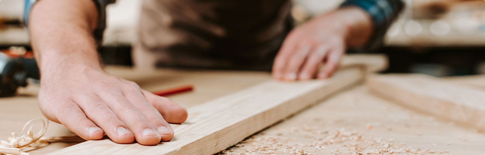 Qualität 4 Polo Gartenhäuser - Handwerker prüft die Qualität von Holz mit der Hand