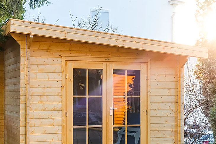 Holz Gartenhaus mit seitlich abfallendem Pultdach und Doppeltür verglast