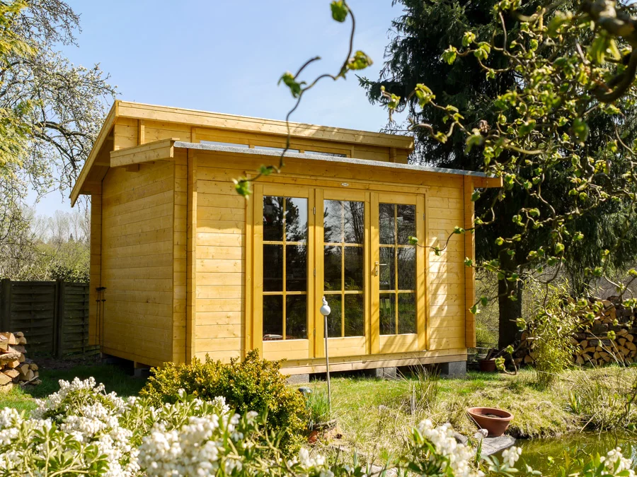 Holz Gartenhaus an Teich, Stufendach, dreigliedrig verglaste Tür