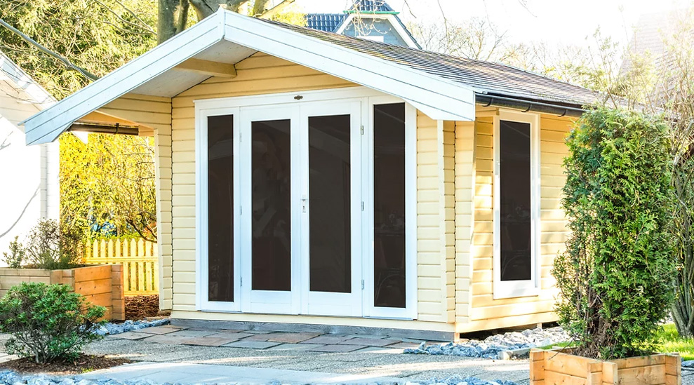 Holz Gartenhaus mit Satteldach und dreigliedrig verglaster Tür