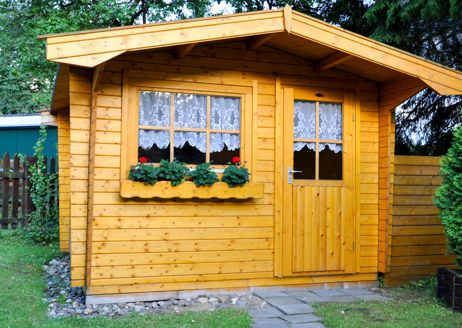 Holz Gartenhaus mit teil-verglaster Doppeltür und Satteldach und Fenster