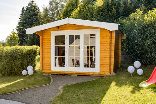 Holz Gartenhaus mit Satteldach und weiß lackierter dreigliedrig-verglaster Tür