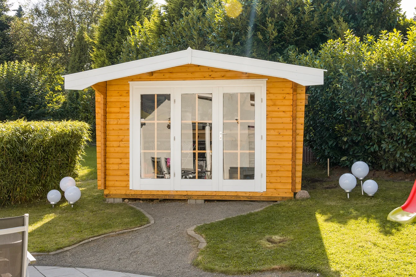 Holz Gartenhaus mit Satteldach und weiß lackierter dreigliedrig-verglaster Tür
