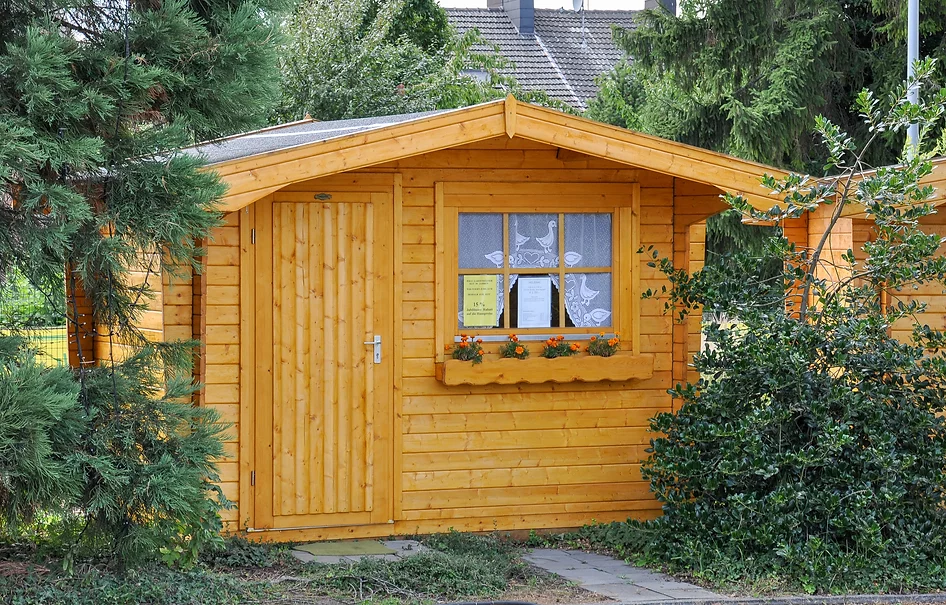 Gartenhaus aus Holz mit Satteldach und Holztür