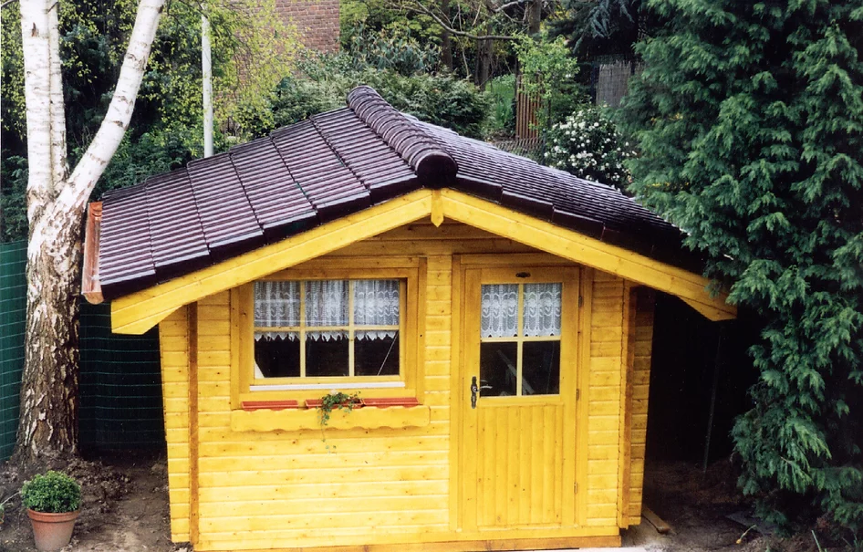 Holz Gartenhaus mit eingedecktem Satteldach. Front mit teil-verglaster Holztür und Kippfenster