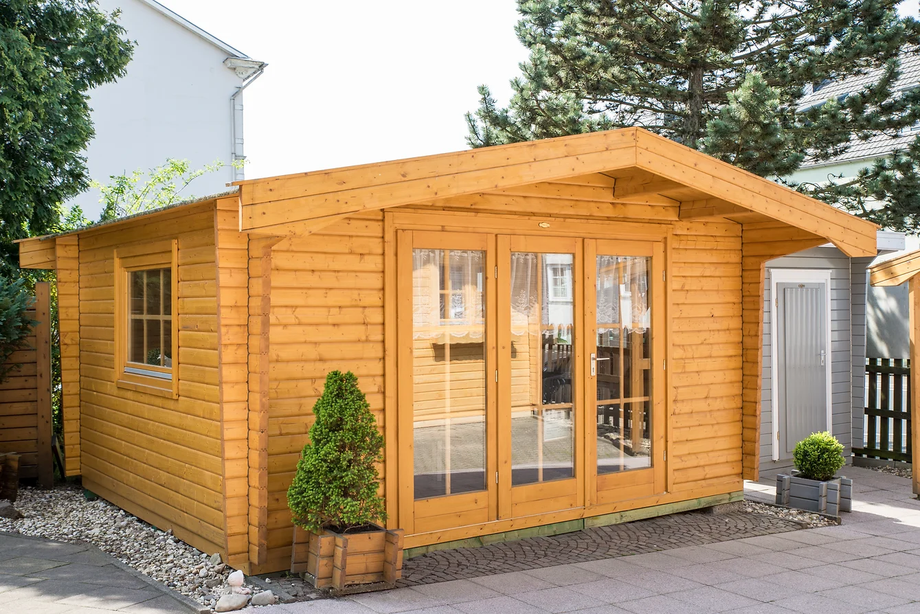 Holz Gartenhaus mit Satteldach und dreiflügliger verglaster Tür