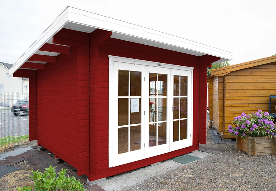 Holz Gartenhaus mit dreigliedrig verglaster Tür weiß lackiert und Pultdach