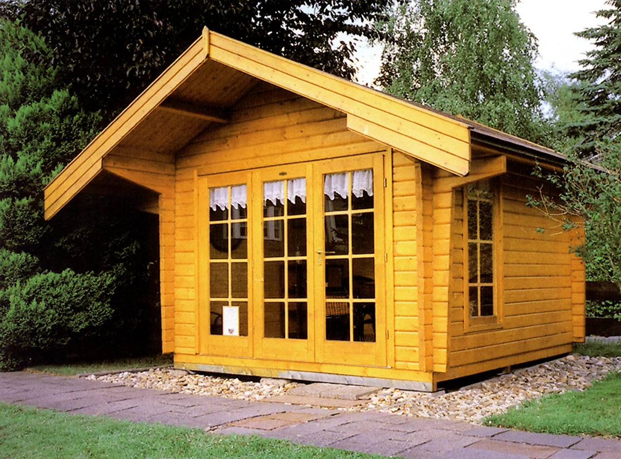 Holz Gartenlaube mit Satteldach und dreigliedrig verglaster Holztür