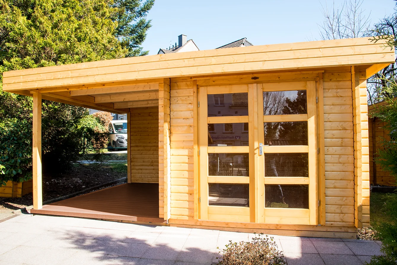 Holz Gartenhaus mit verglaster Doppeltür und seitlicher, überdachter Terrasse
