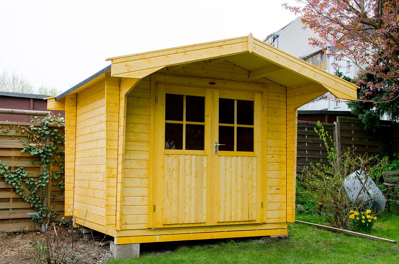 Gartenhaus aus Holz mit Satteldach, vorn verlängert