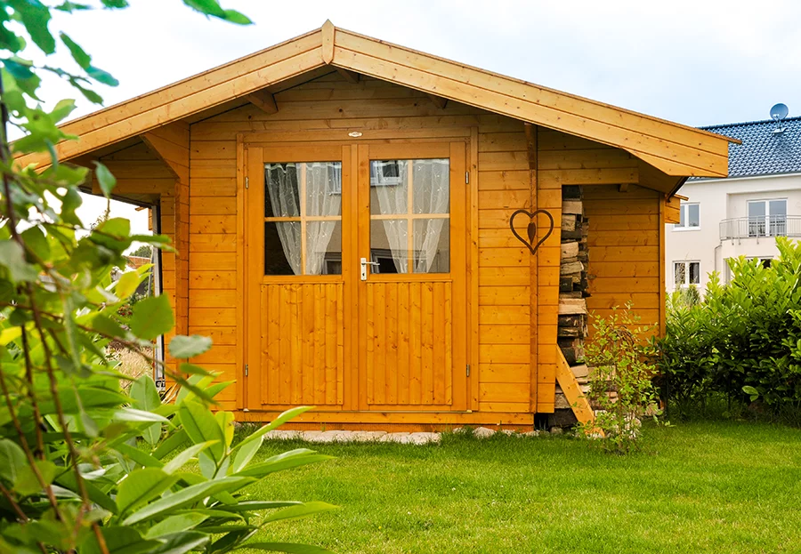 Holz Gartenhaus mit Satteldach und verglaster Doppeltür. Frontansicht