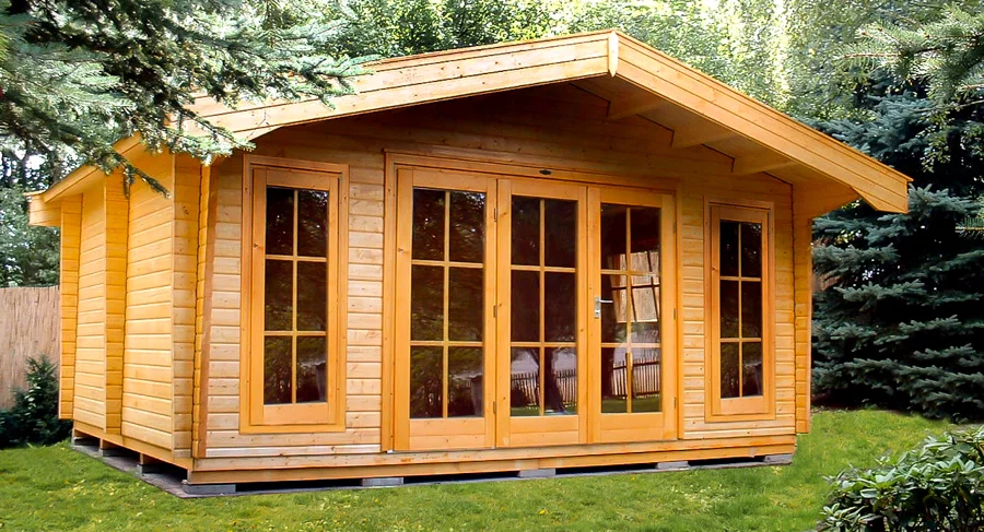 Holz Gartenhaus mit Satteldach. Frontansicht. Dreigliedrig-verglaste Holztür mit zwei großen Fenster links und rechts