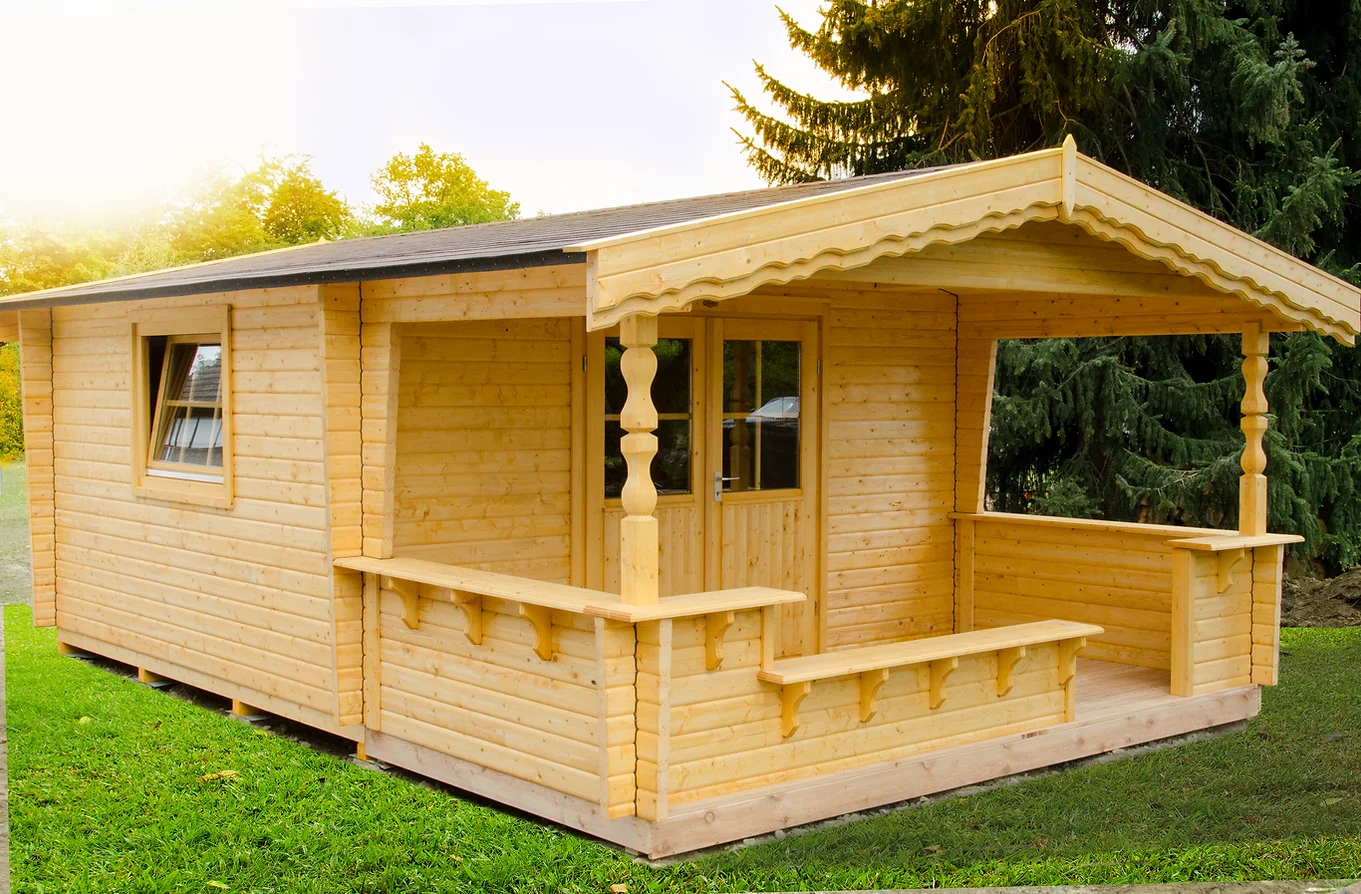 Holz Gartenhaus mit Satteldach und überdachter, umrahmter Terrasse vorne
