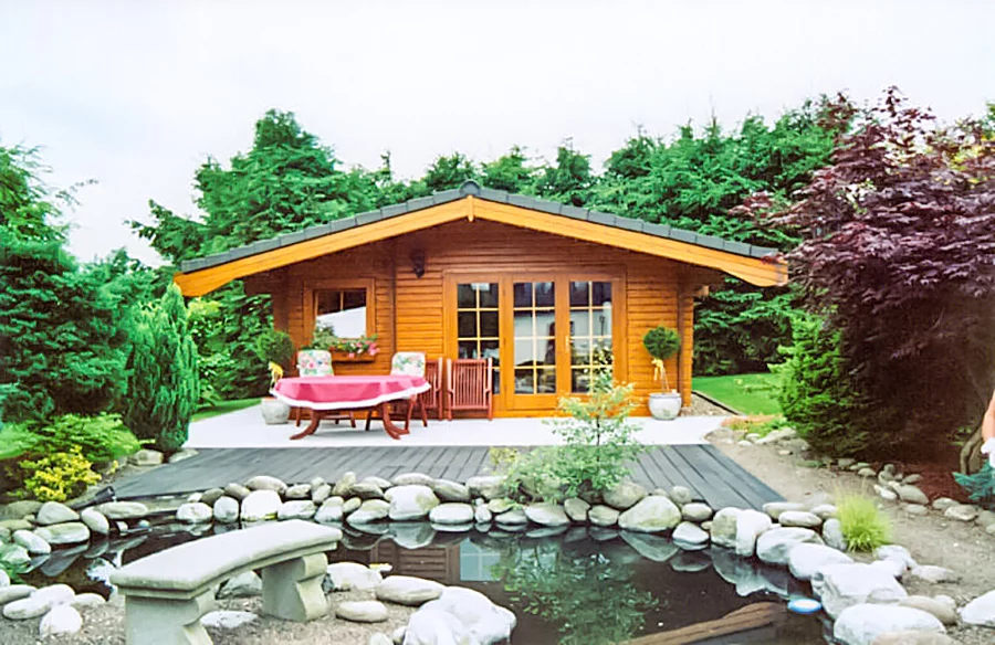 Holz Gartenhaus an Teich. Eingedecktes Satteldach mit dreigliedrig-verglaster Tür