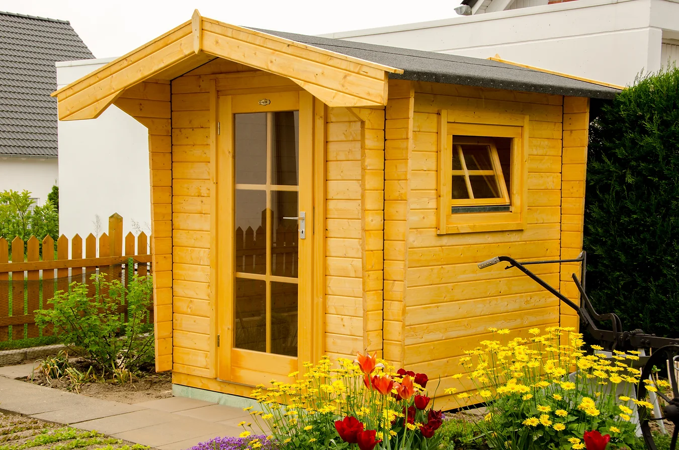 Kleines Holz Gerätehaus mit Satteldach