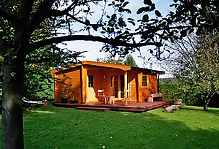 Holz Gartenhaus mit Satteldach und Terrasse im Garten